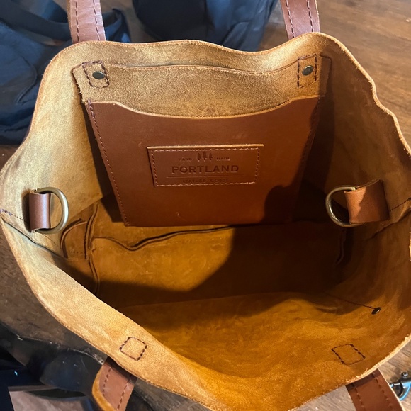 Portland Leather Crossbody Tote in Honey - Picture 3 of 4
